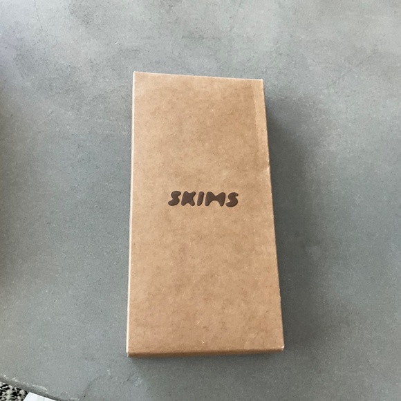 #83 NWT SKIMS EVERYDAY MID CALF SOCK COLOR:UMBER SIZE: MEDIUM - Picture 3 of 3